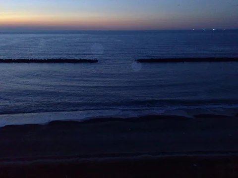 新潟県村上市・夕暮れの瀬波海岸