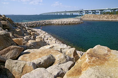 大阪府泉佐野市・りんくう公園から望む海と関西国際空港連絡橋