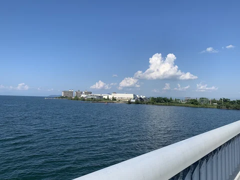 琵琶湖大橋から望む湖岸（滋賀県守山市）
