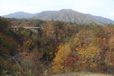 宮城県・紅葉に彩られた鳴子峡
