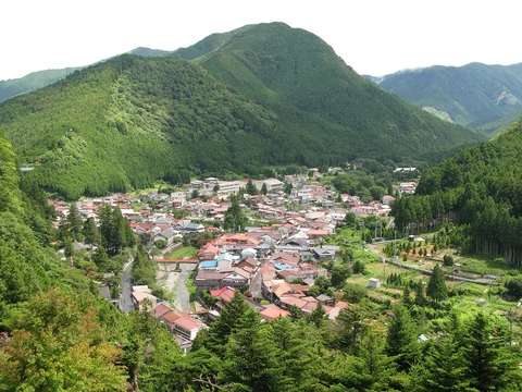 奈良県天川村・洞川の町並みと山並み