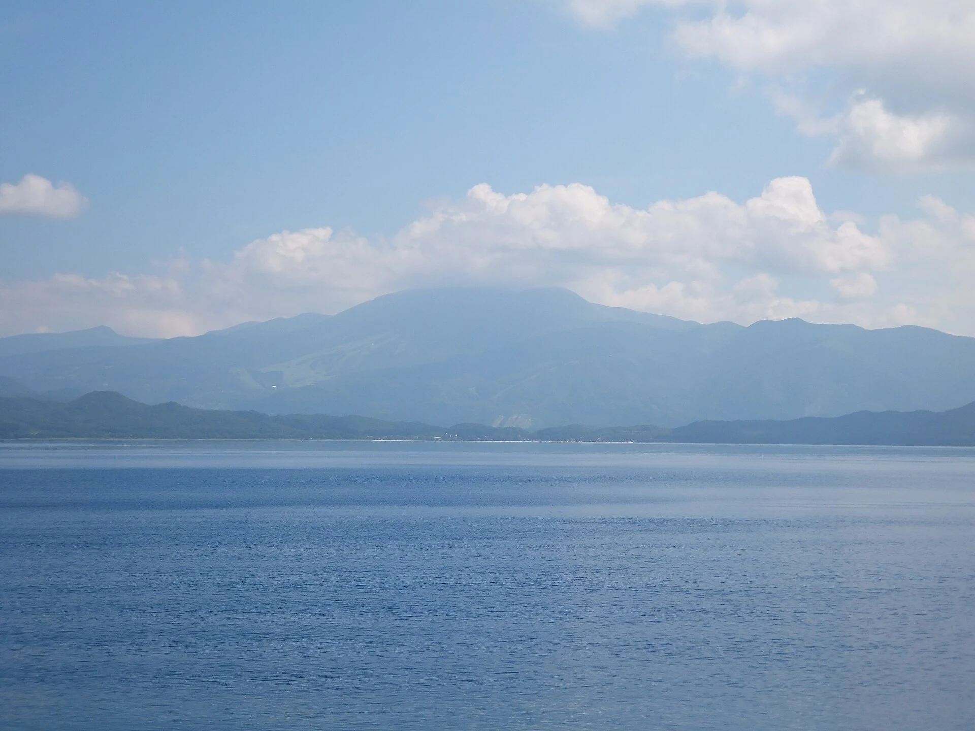 秋田県仙北市・田沢湖越しに望む秋田駒ヶ岳