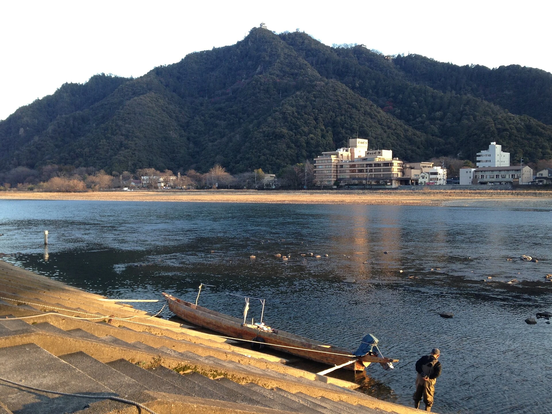岐阜県岐阜市・長良川と金華山、山頂の岐阜城