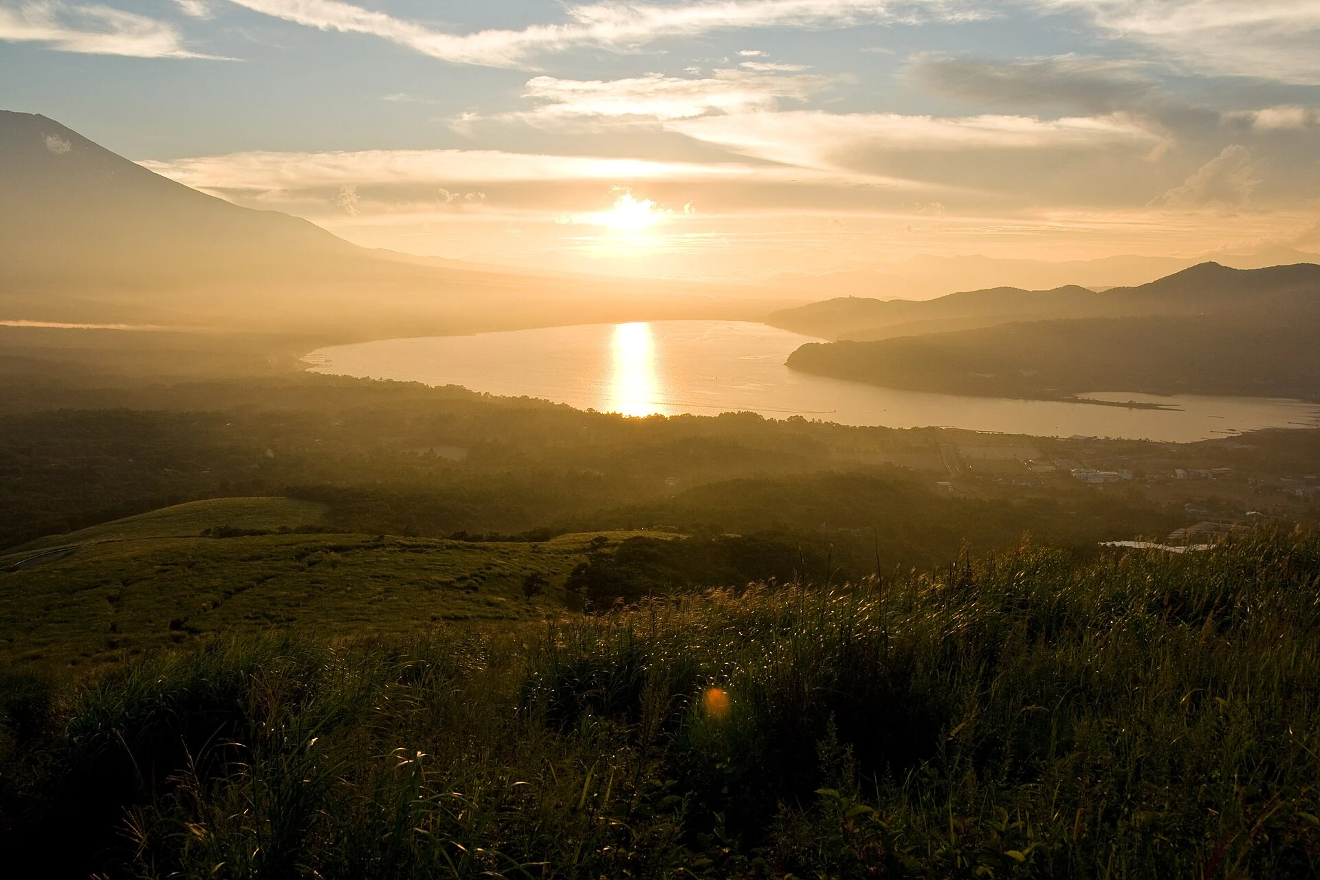 山梨県・夕暮れの山中湖