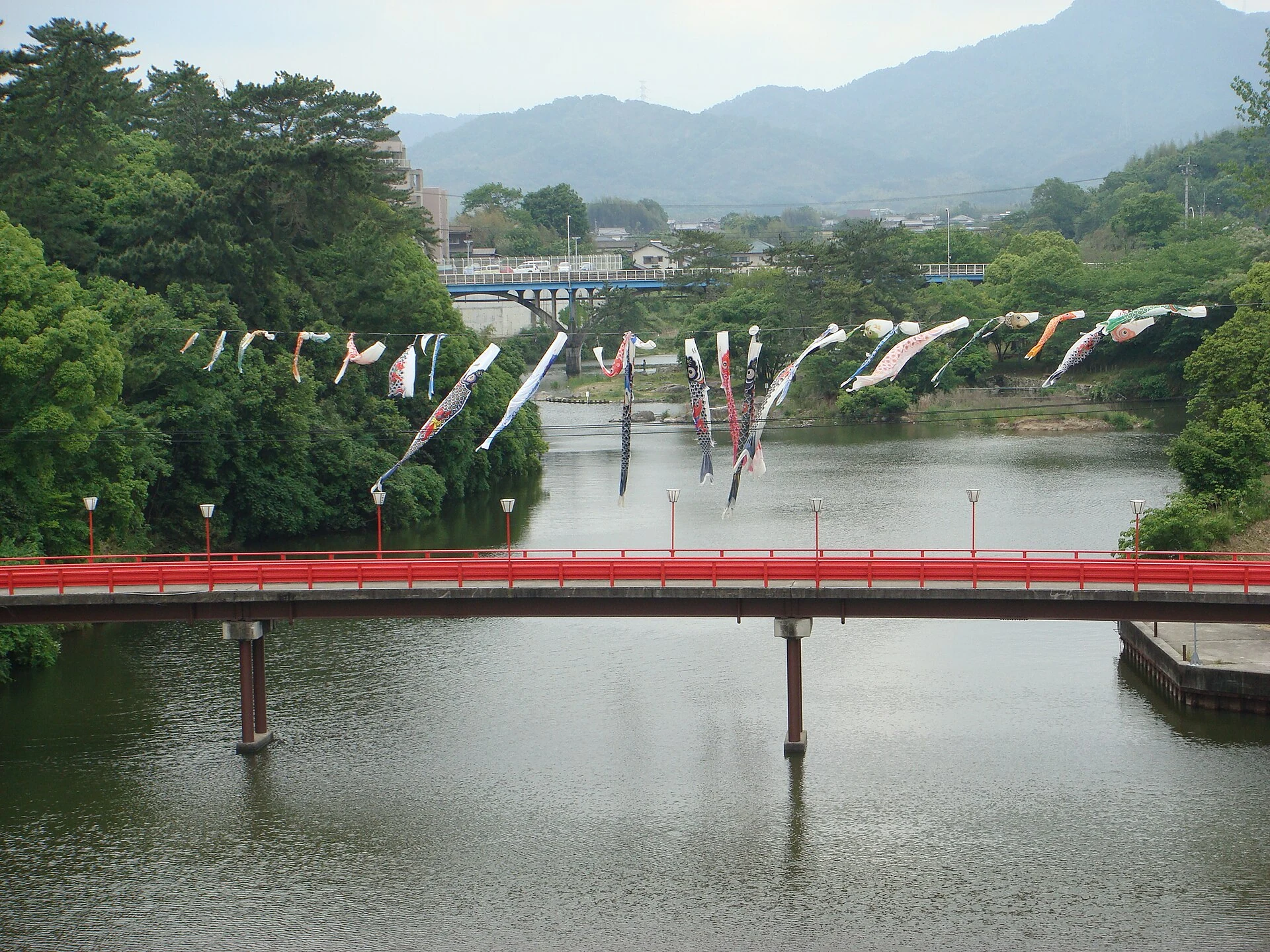 香川県綾川町・道の駅滝宮付近の綾川と滝宮橋