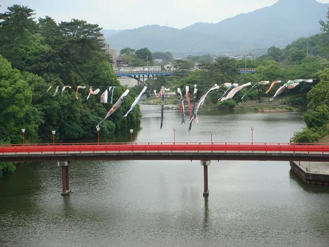香川県綾川町・道の駅滝宮付近の綾川と滝宮橋