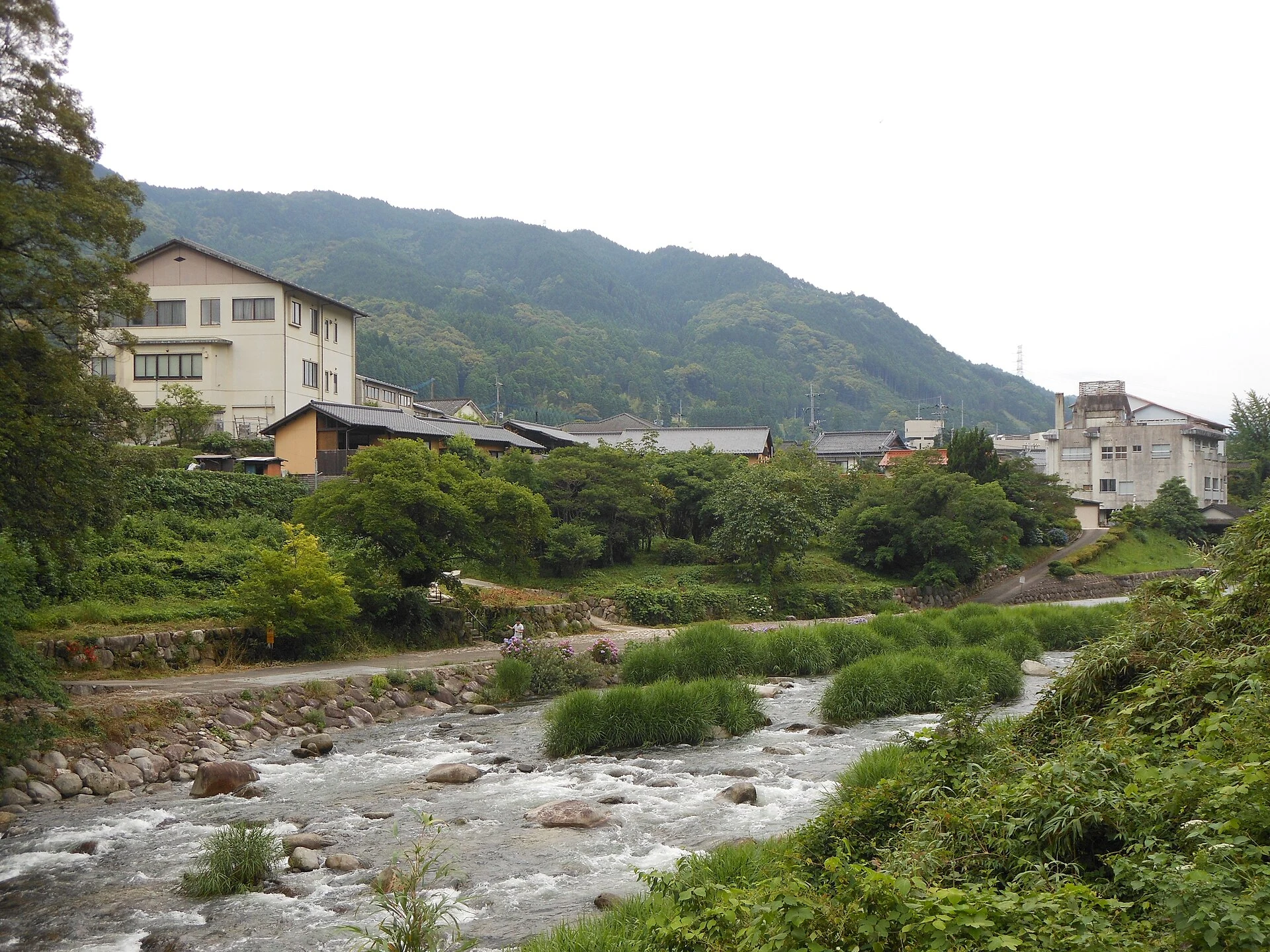佐賀県佐賀市富士町・古湯温泉の川沿いの風景