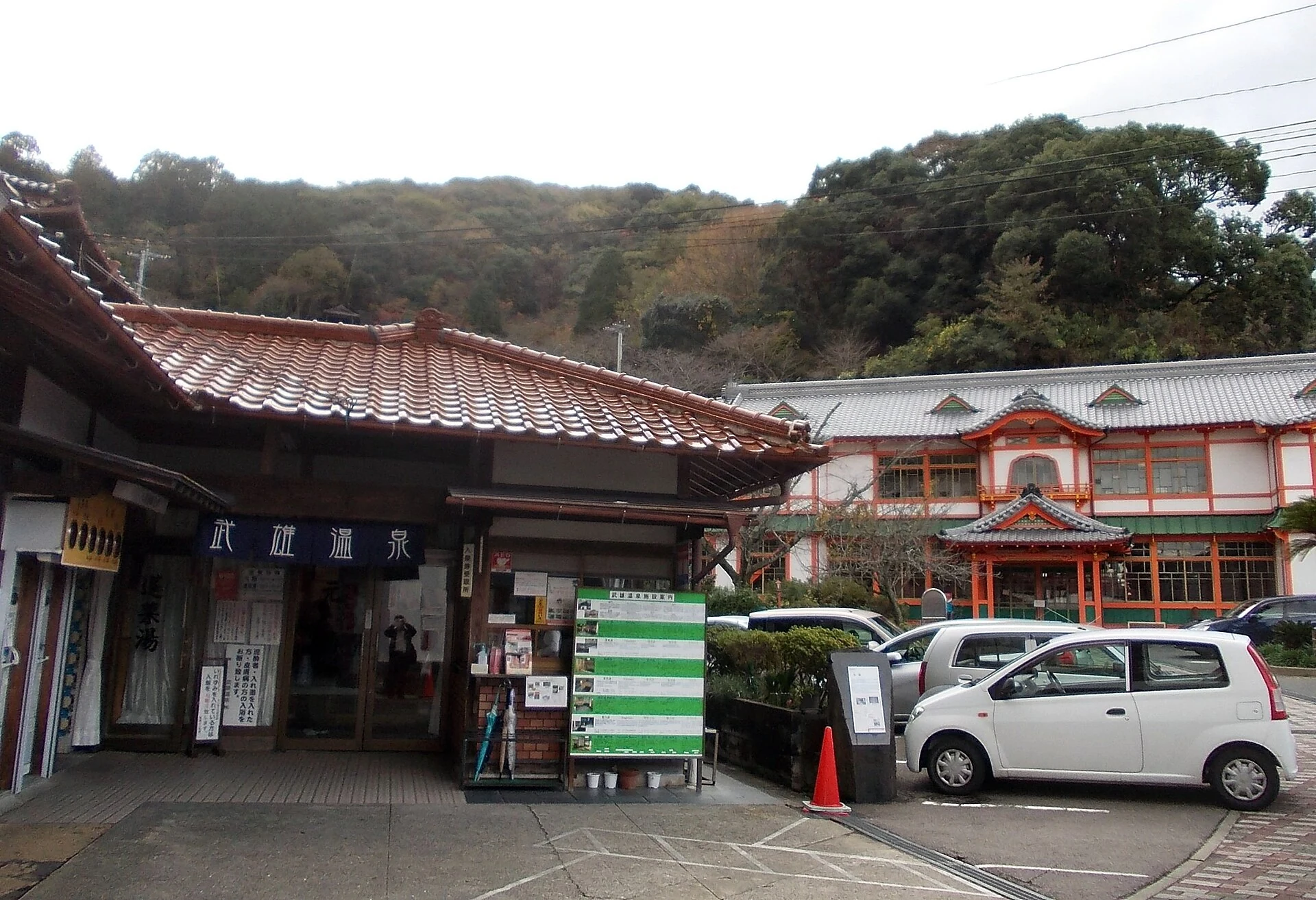 佐賀県武雄市・武雄温泉の元湯と新館の外観