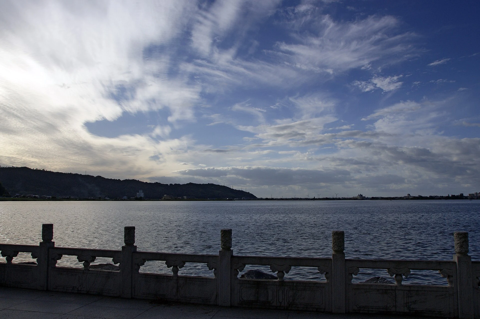 鳥取県湯梨浜町・夕暮れの東郷湖