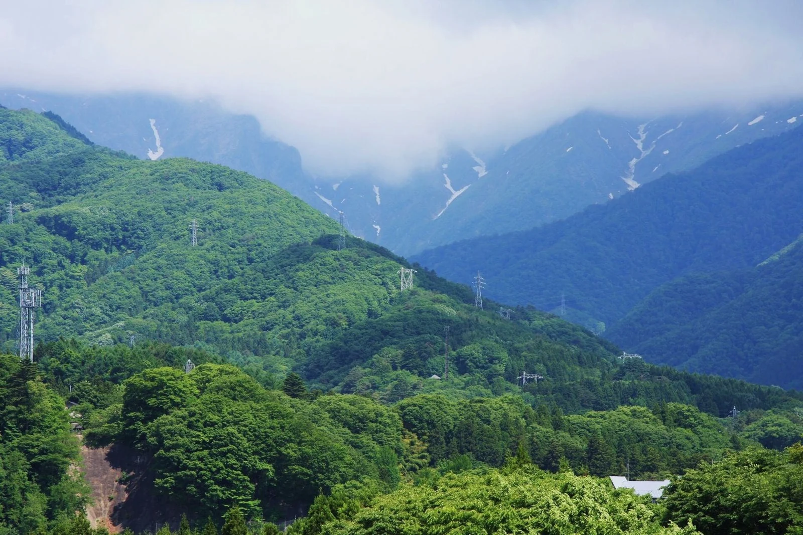 群馬県みなかみ町・諏訪峡大橋から北北西を望む谷と山並み