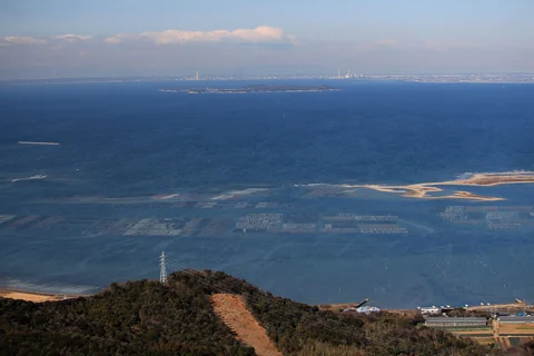 愛知県田原市・雨乞山から望む三河湾と佐久島