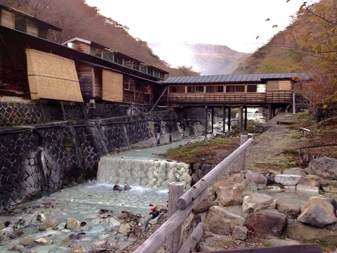 栃木県那須町・那須温泉の共同浴場「鹿の湯」周辺