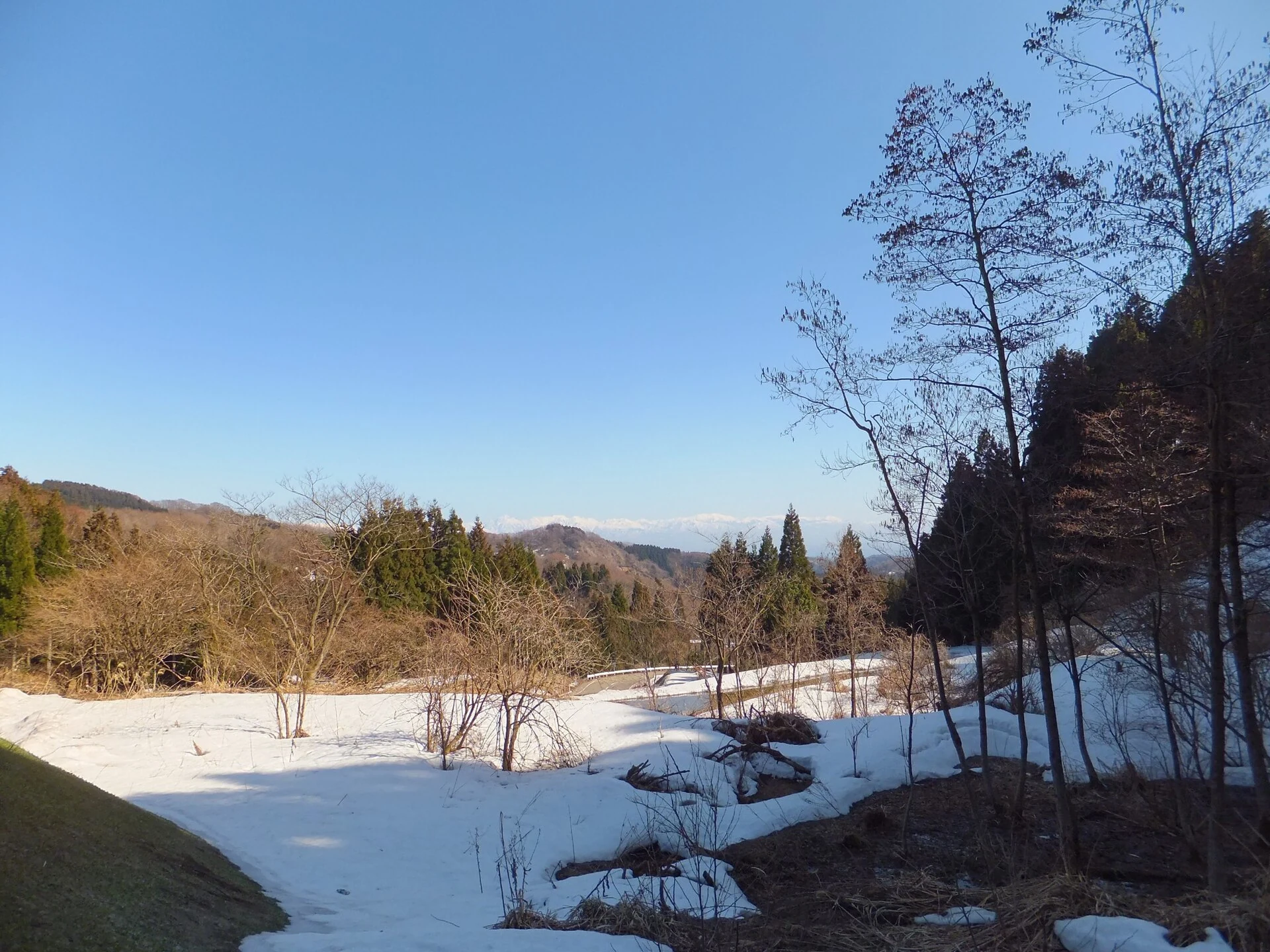 富山県氷見市大滝・雪が残る里山の風景