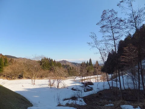富山県氷見市大滝・雪が残る里山の風景