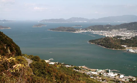 屋島から眺める瀬戸内と山の風景