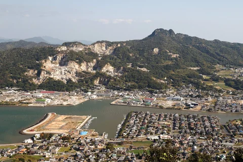 屋島から眺める瀬戸内と山の風景