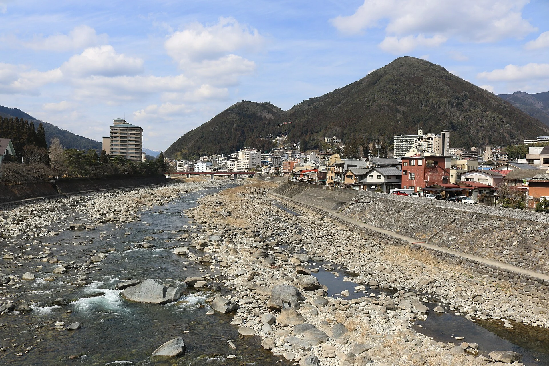 岐阜県下呂市・六ツ見橋から望む飛騨川と下呂温泉