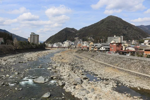 岐阜県下呂市・六ツ見橋から望む飛騨川と下呂温泉