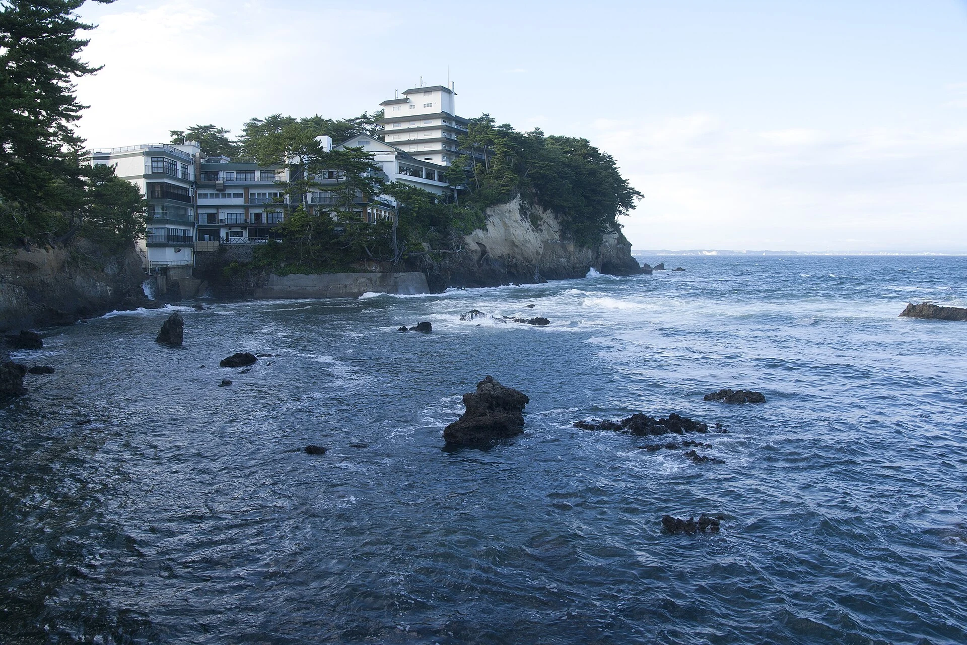 茨城県北茨城市・五浦海岸の岩礁と海辺の建物