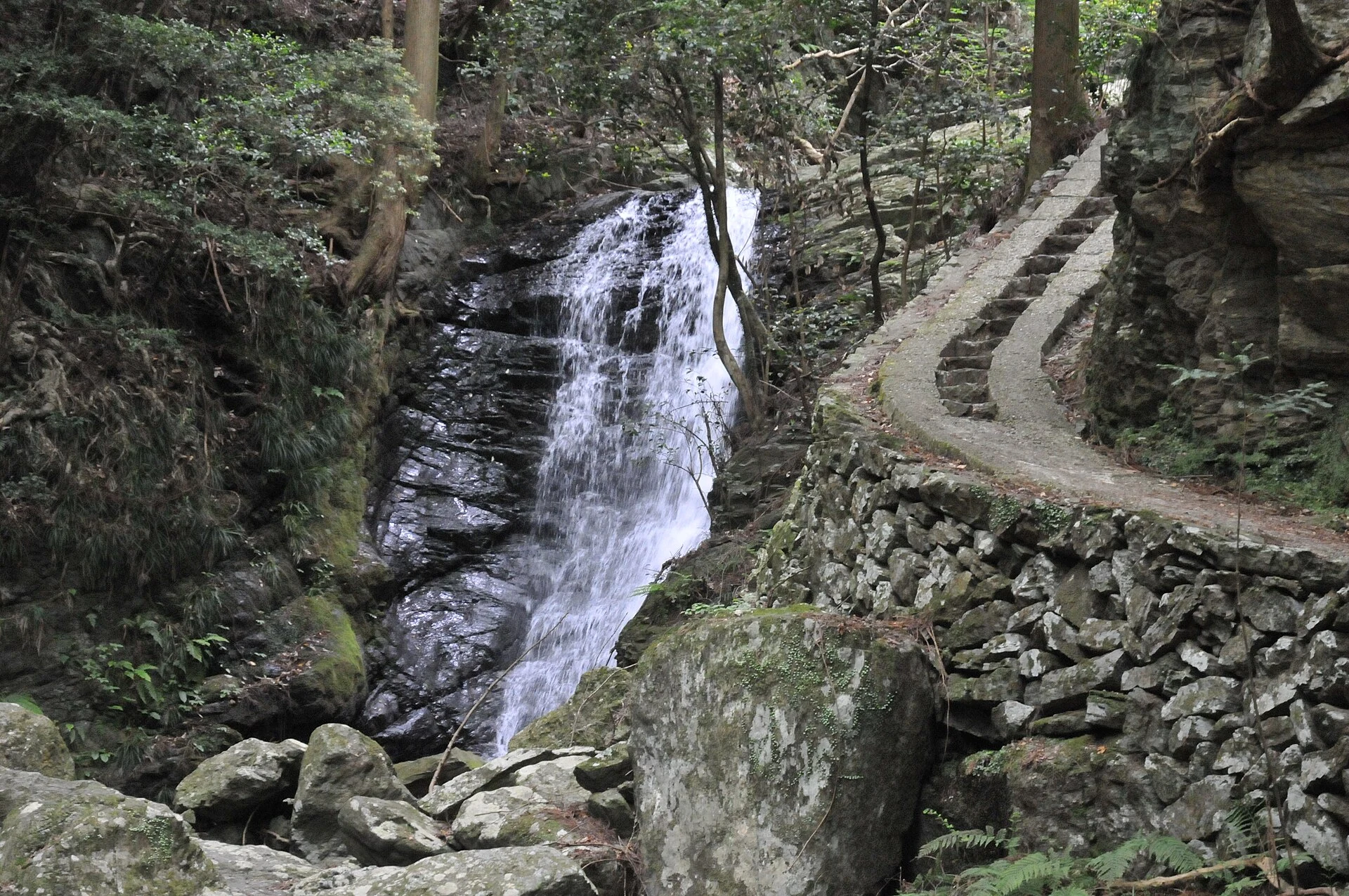徳島県神山町・雨乞の滝の渓流風景