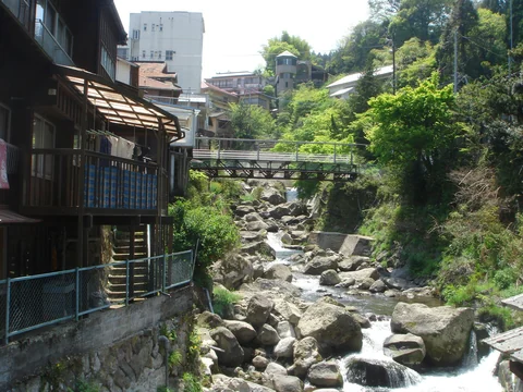 大分県由布市・湯平温泉の川沿いの町並み
