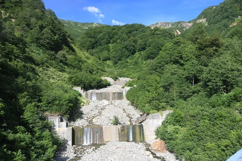 石川県白山市白峰・吊り橋から望む柳谷川