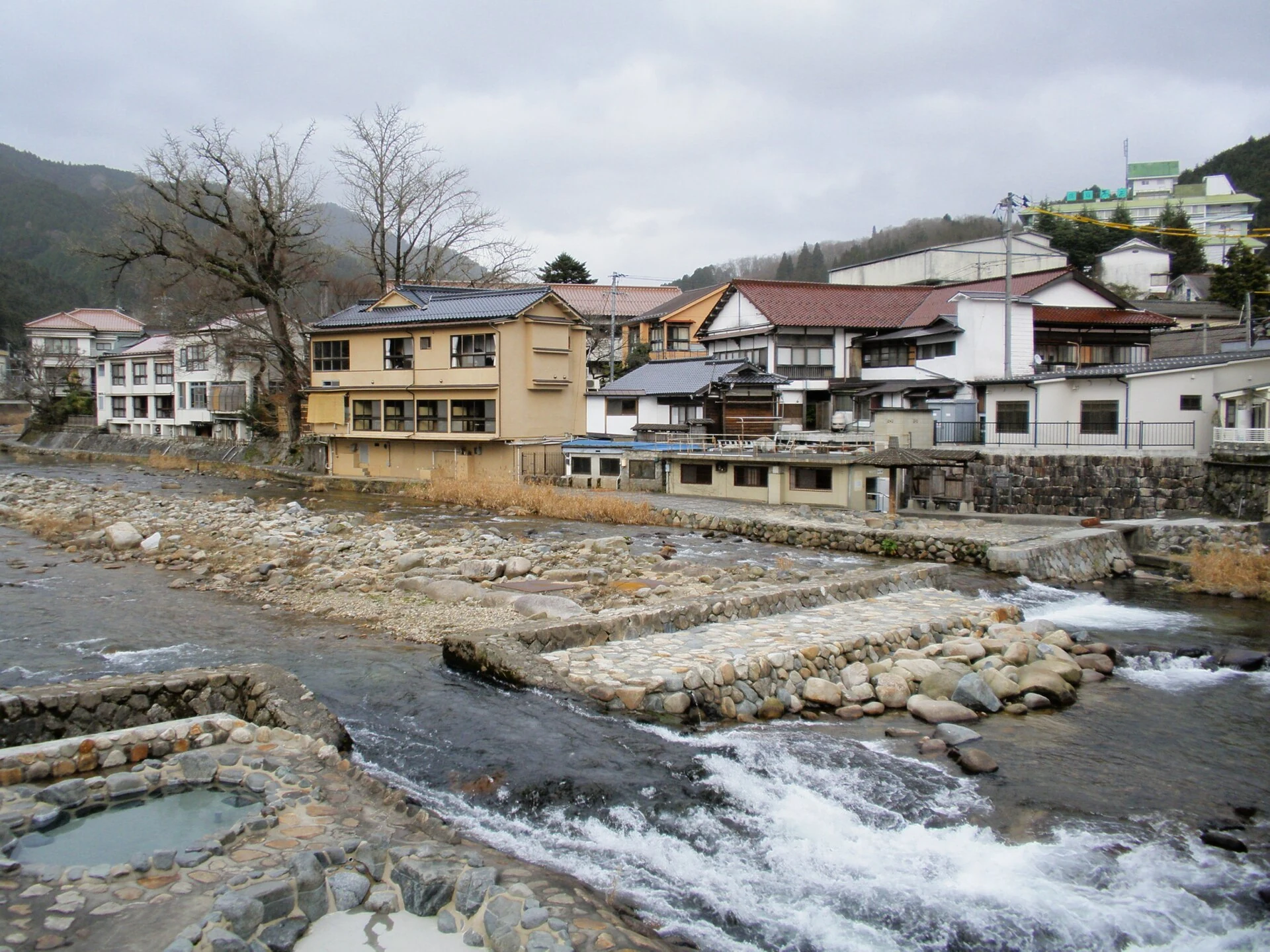 岡山県鏡野町・奥津温泉街と吉井川