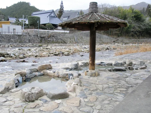 岡山県鏡野町・奥津温泉の足踏洗濯場と吉井川