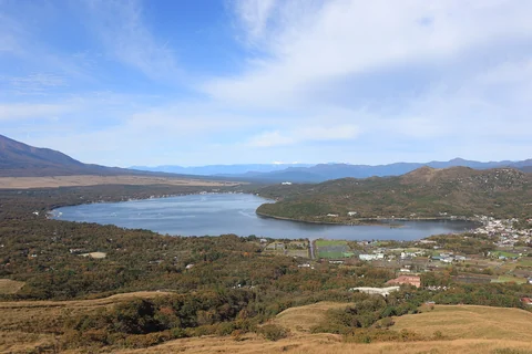 山梨県山中湖村・明神山から望む山中湖