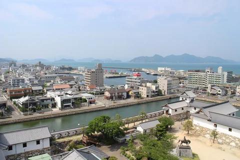 愛媛県今治市・今治城天守から望む市街地