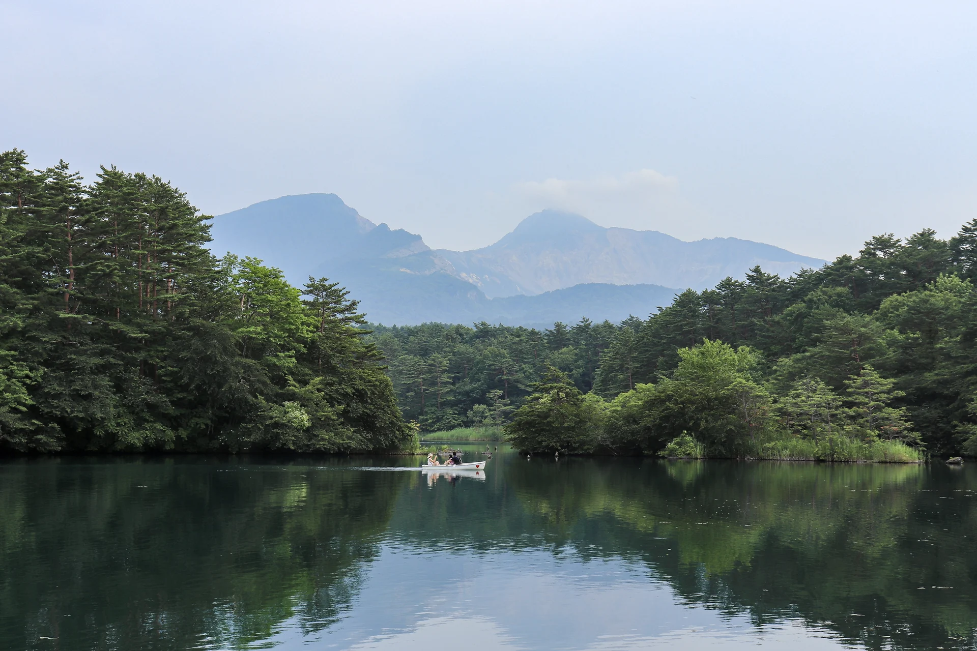 福島県北塩原村・裏磐梯の毘沙門沼から望む磐梯山