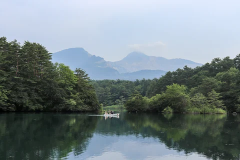 裏磐梯の毘沙門沼と磐梯山を望む湖畔の風景