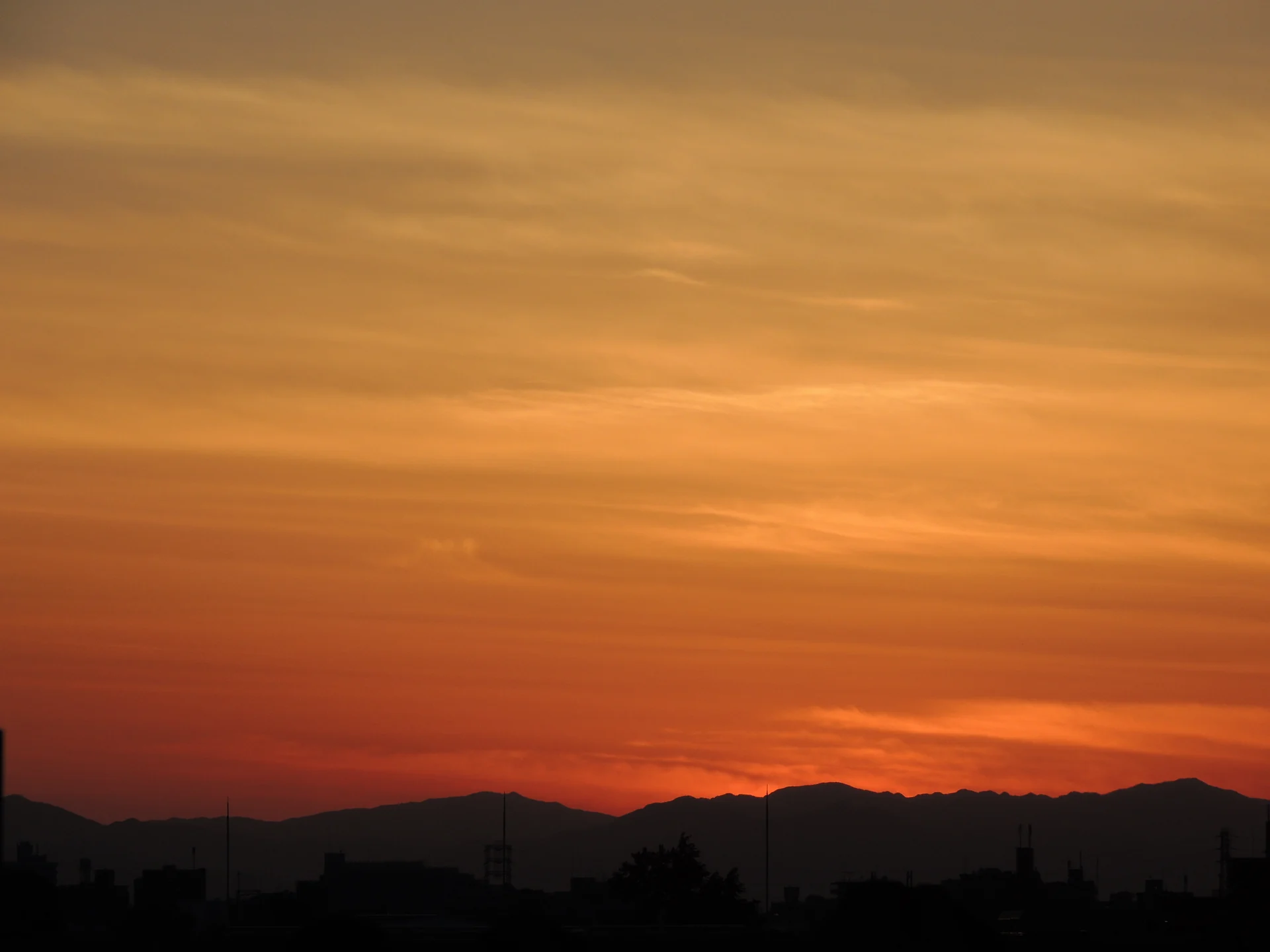 東京都大田区池上・池上本門寺付近から望む夕陽