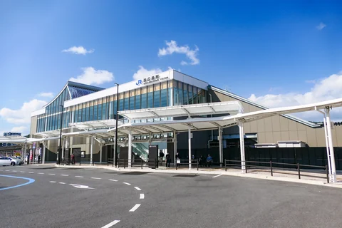 JR西広島駅南口の駅舎と駅前広場