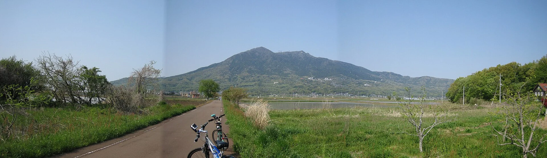 茨城県・筑波山の山容を望む風景