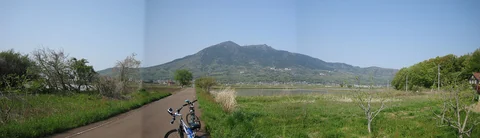 麓の田園地帯から筑波山の山容を見渡すパノラマ