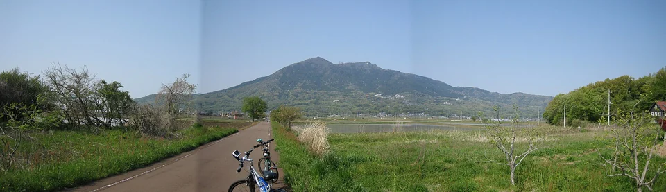 麓の田園地帯から筑波山の山容を見渡すパノラマ