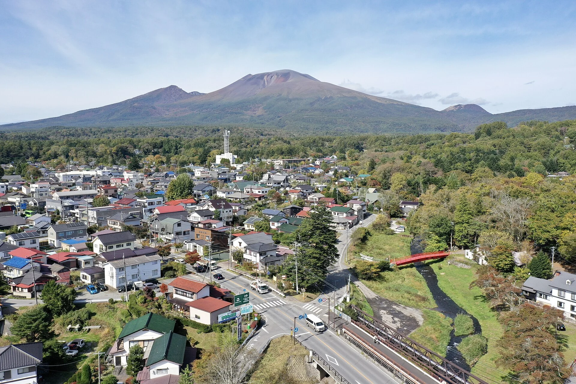 浅間山を背景に広がる中軽井沢の街並み