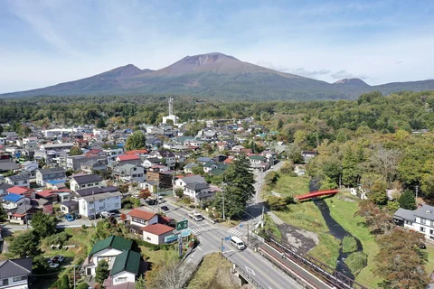 浅間山を背景に広がる中軽井沢の街並み