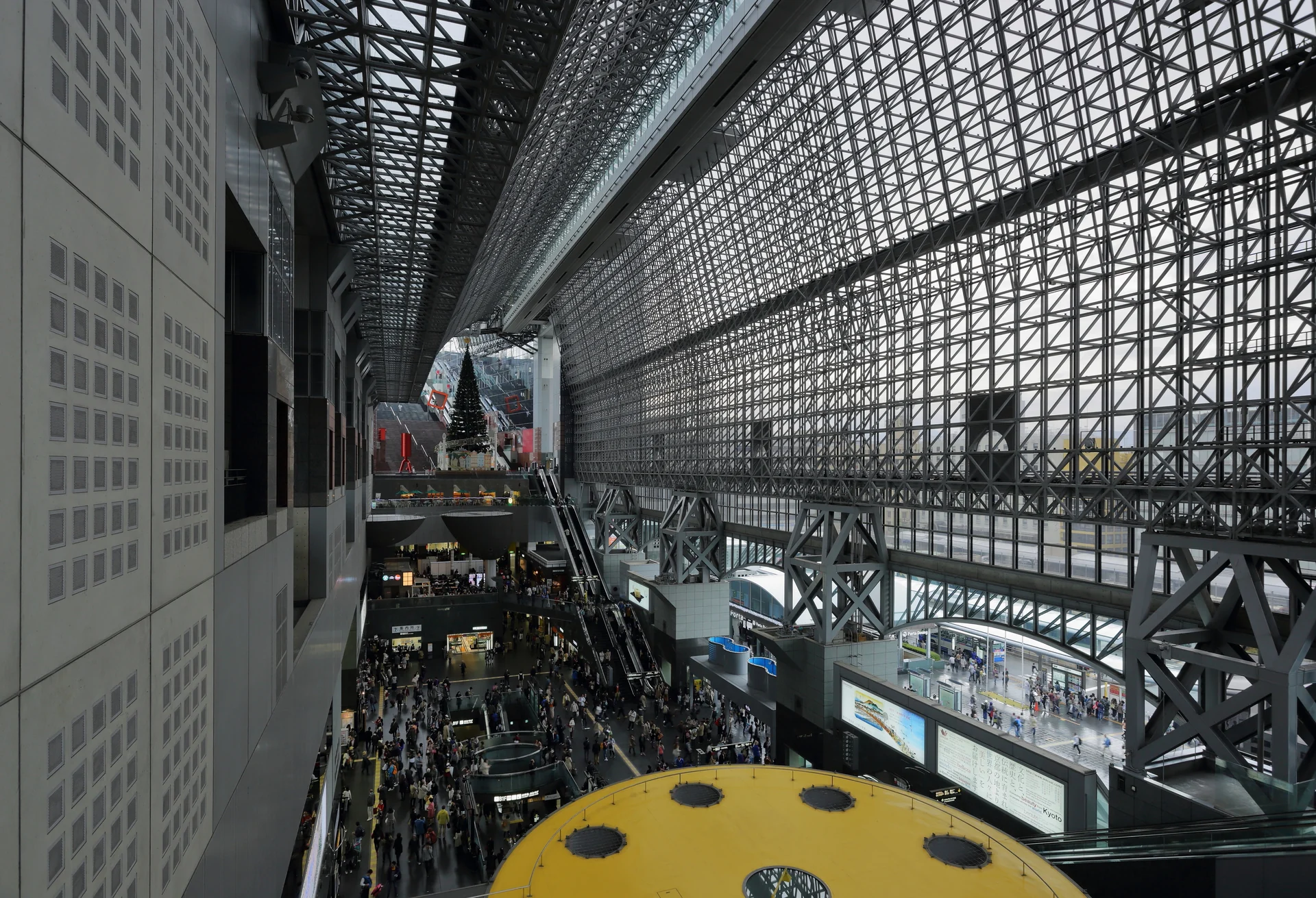 京都駅ビルの中央コンコースを東側から望む