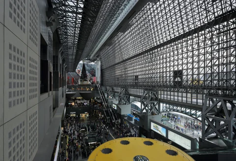 京都駅ビルの中央コンコースを東側から望む
