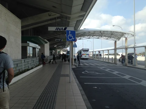那覇空港国内線旅客ターミナル2階前の外観