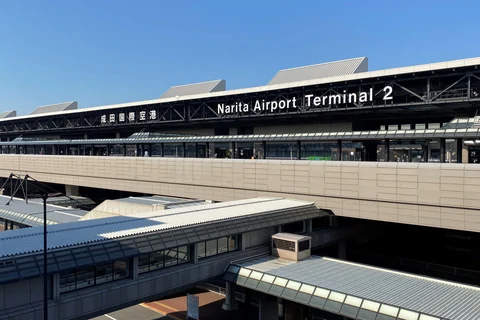 成田国際空港第2ターミナルの車寄せと外観