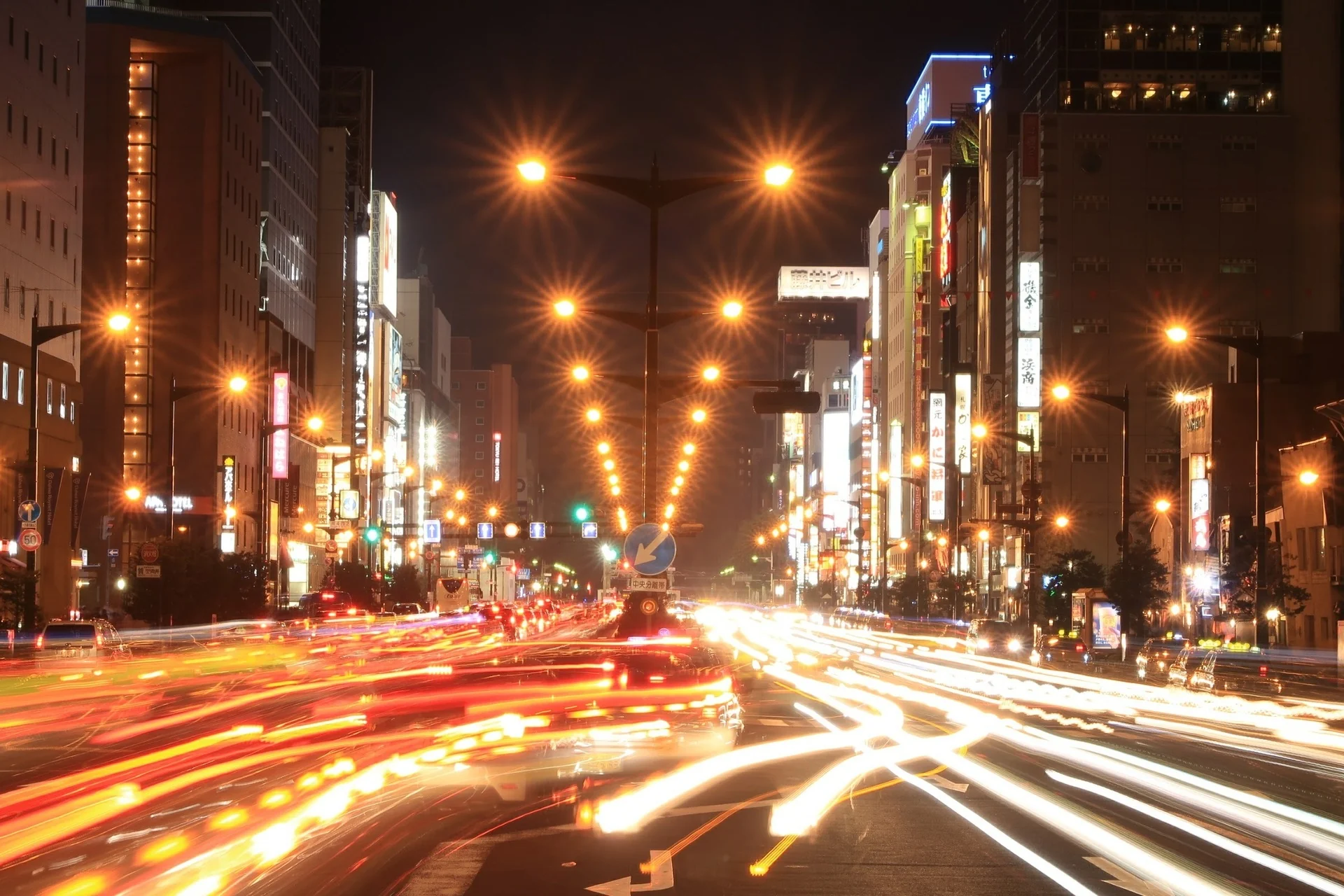 札幌市中心部、すすきのの繁華街と夜の交差点