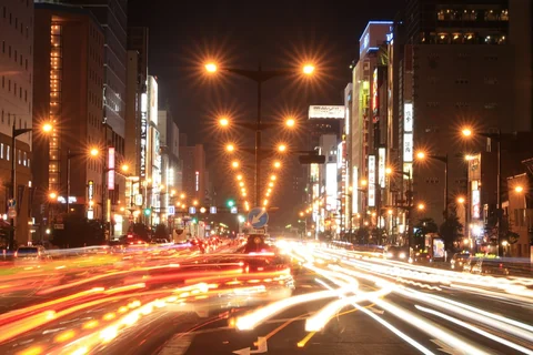 札幌市中心部、すすきのの繁華街と夜の交差点