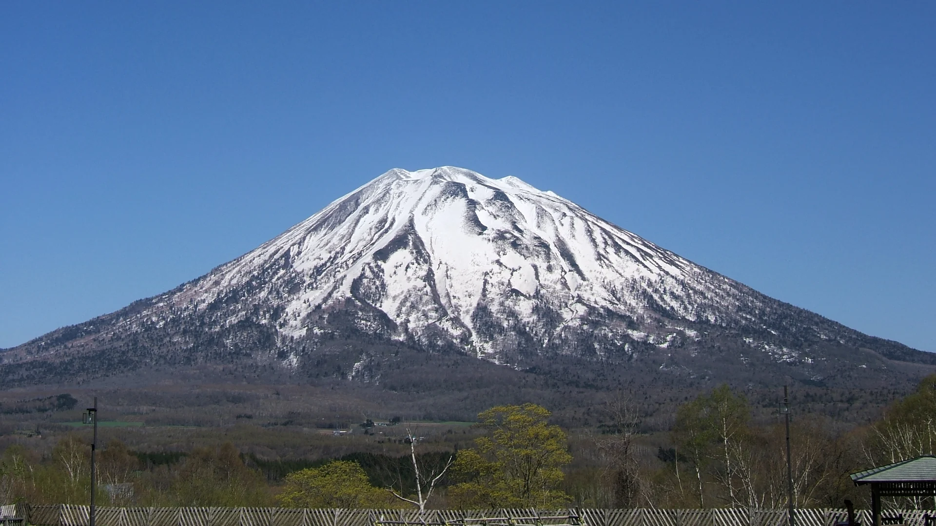 ニセコ・ひらふ地区から望む雪の羊蹄山
