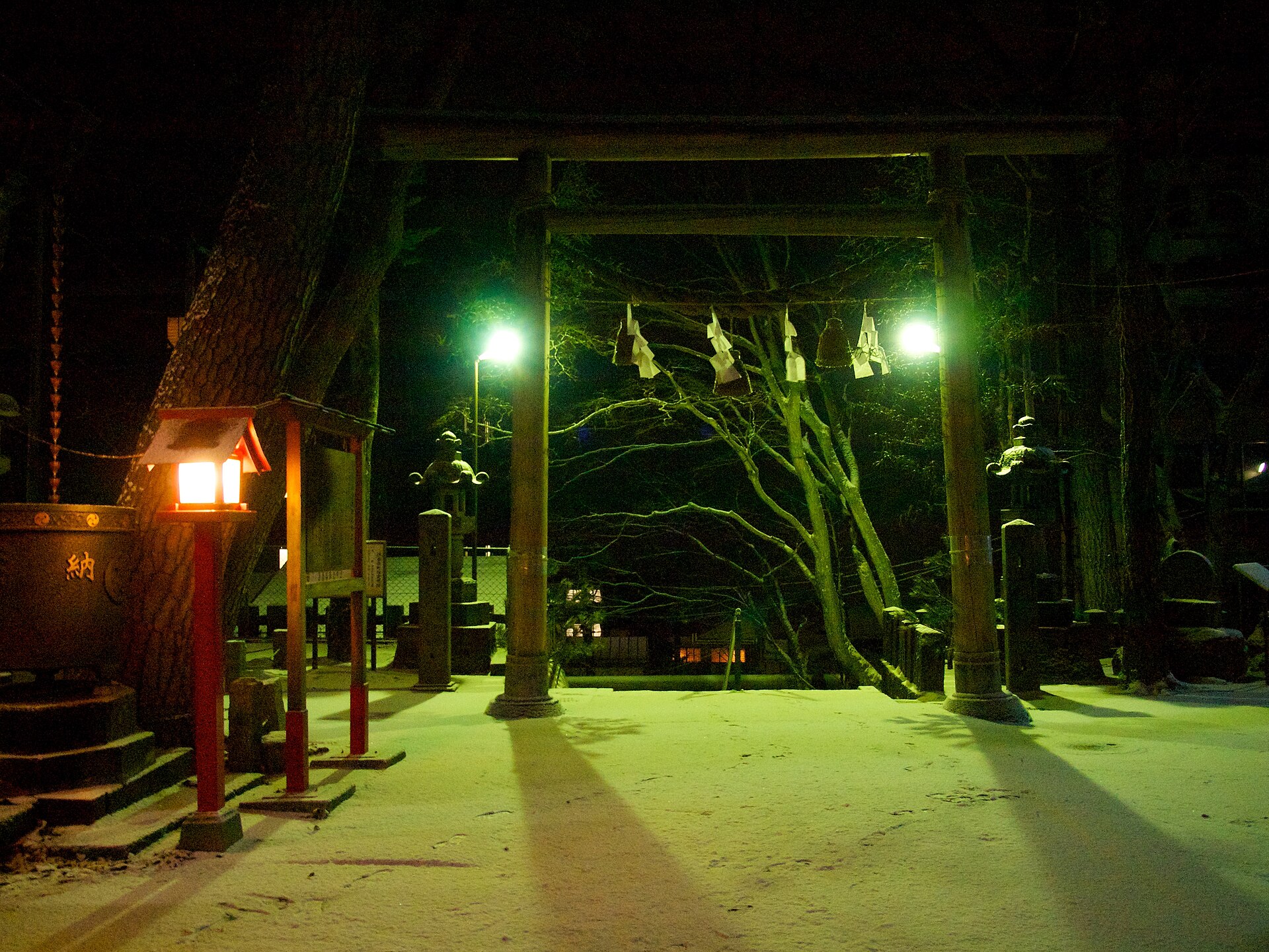 夜の灯りに照らされた伊香保神社の参道