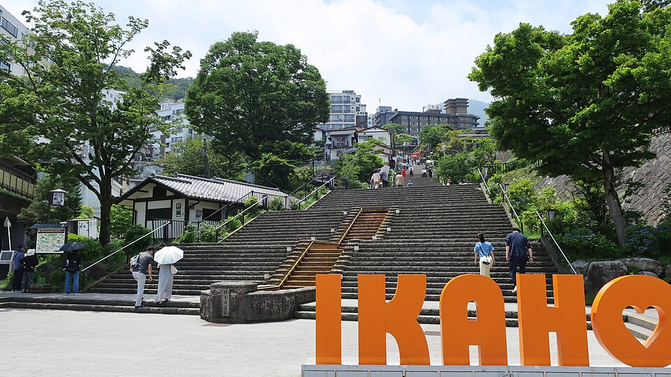 伊香保温泉の石段街と周囲の緑