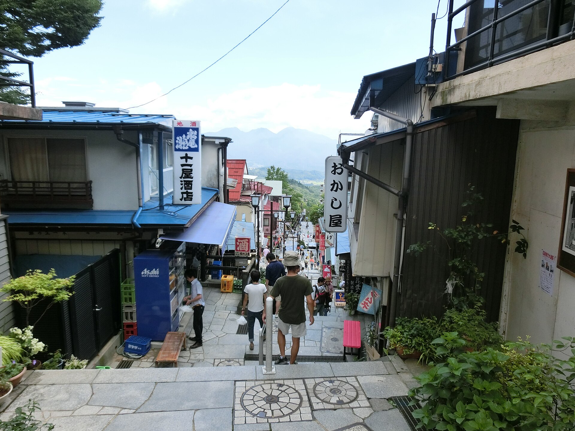 伊香保温泉の石段に沿って並ぶ商店