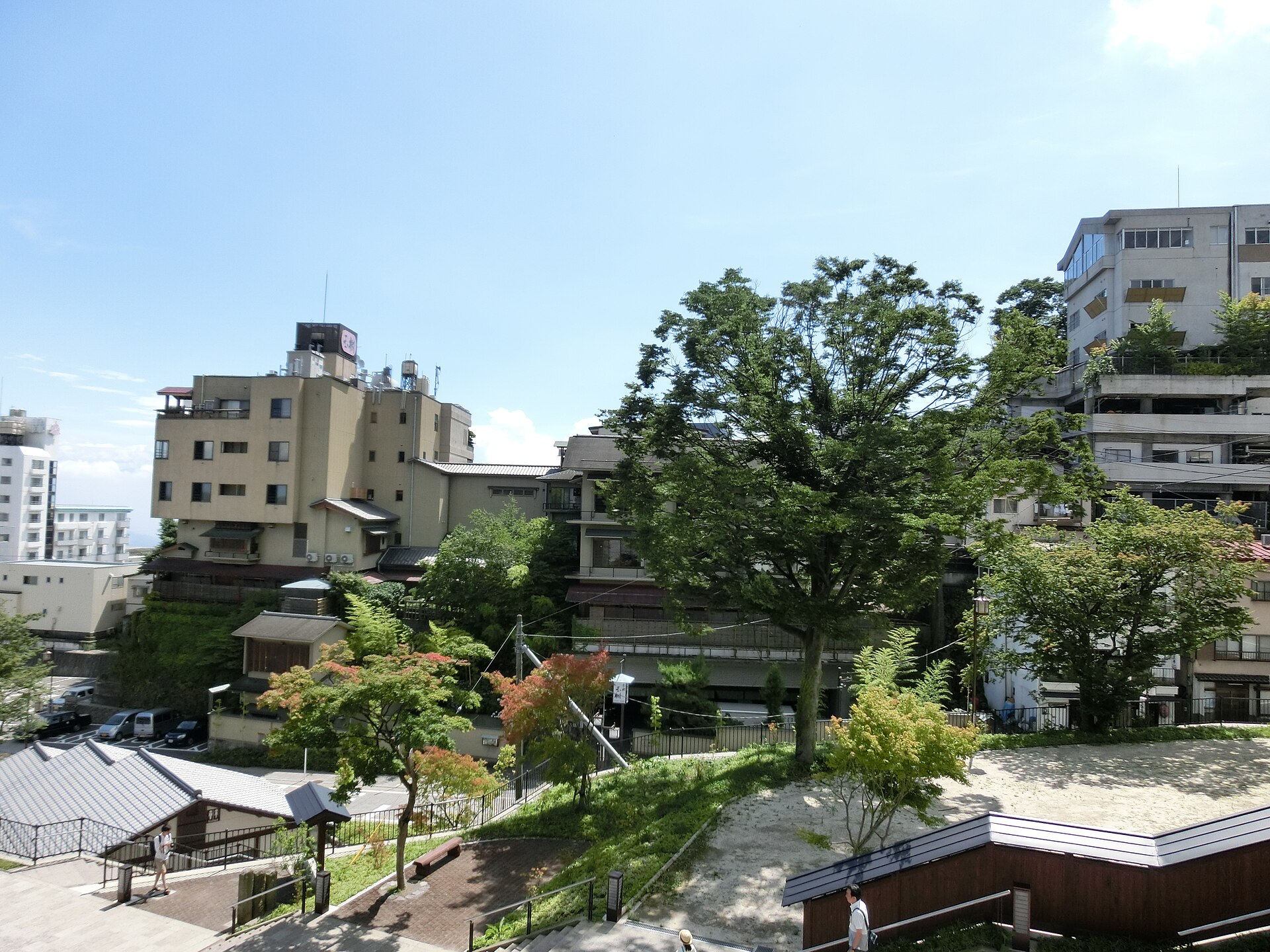 伊香保温泉の町並みと周囲の山